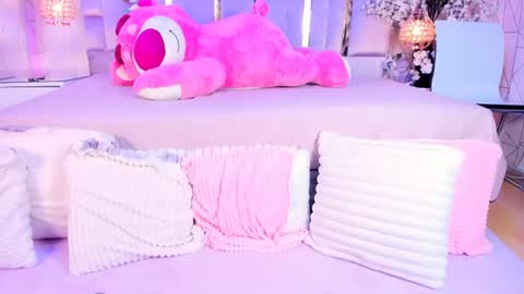 Snapshot of naomii_star chatting on June 12, 6:12 am online show from June 12, 6:12 am