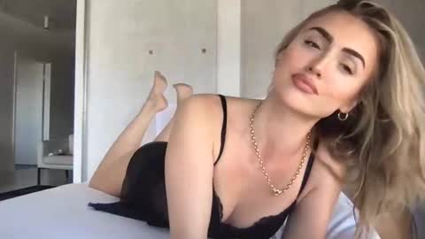 naomirhoades online show from February 10, 1:03 am