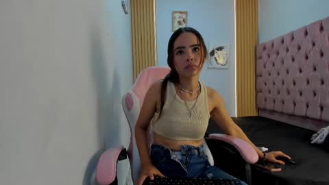 Snapshot of naomis_35 chatting on October 9, 8:18 pm naomis_35 online show from October 9, 8:18 pm