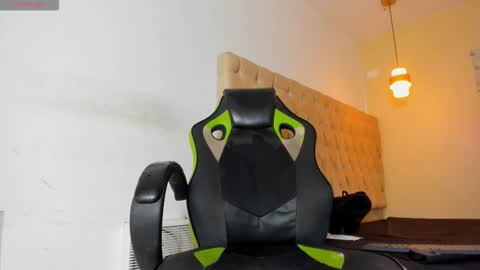 Snapshot of naomis_35 chatting on October 13, 7:36 pm naomis_35 online show from October 13, 7:36 pm