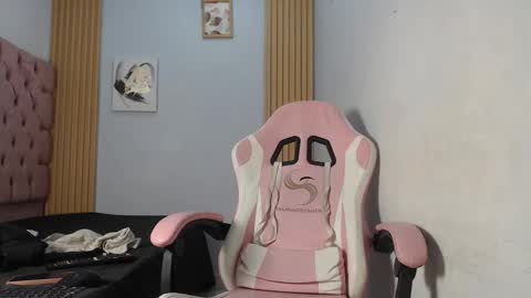 naomis_35 online show from November 27, 7:49 pm