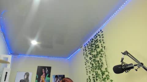 naomy online show from December 18, 1:48 am