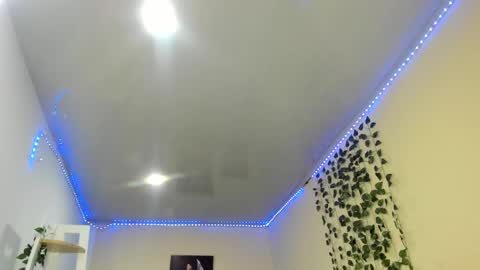 naomy online show from December 16, 1:42 am