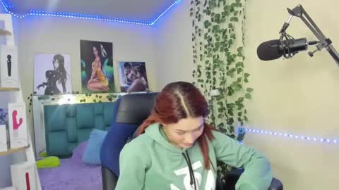 naomy online show from December 18, 2:21 am