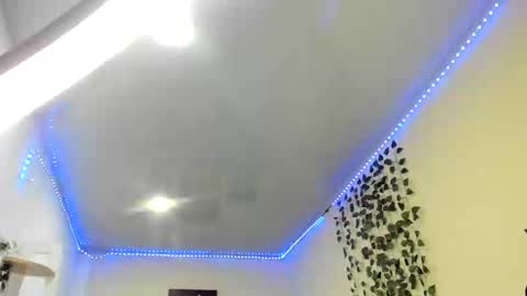 naomy online show from January 4, 2:35 am