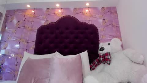 Naomy online show from December 18, 4:57 pm