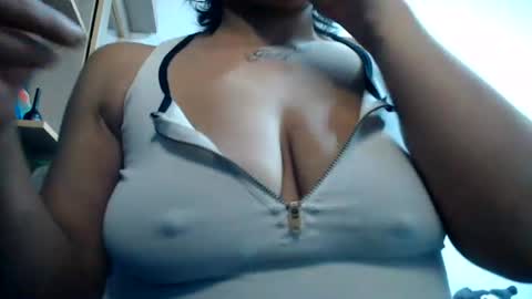 naomylux1 online show from June 28, 2:50 am