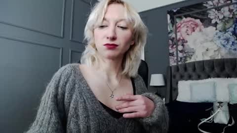 Snapshot of natalie_bitton chatting on December 2, 7:36 am Natalie online show from December 2, 7:36 am
