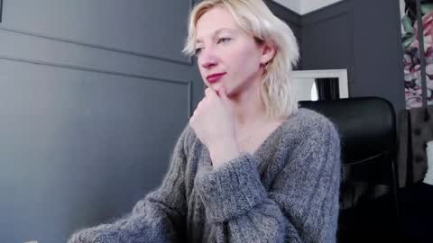 Snapshot of natalie_bitton chatting on December 2, 10:39 am Natalie online show from December 2, 10:39 am