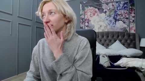 Snapshot of natalie_bitton chatting on December 3, 7:32 am Natalie online show from December 3, 7:32 am
