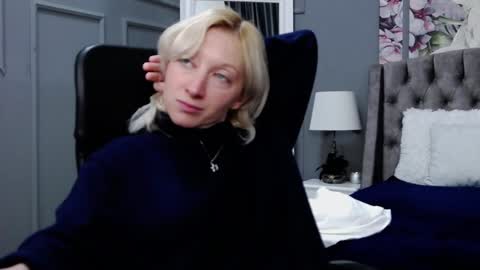 Snapshot of natalie_bitton chatting on December 4, 9:29 am Natalie online show from December 4, 9:29 am