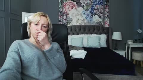 Snapshot of natalie_bitton chatting on December 5, 8:11 am Natalie online show from December 5, 8:11 am