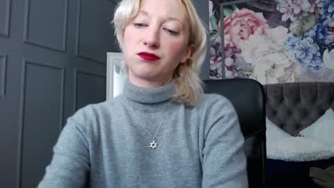 Snapshot of natalie_bitton chatting on December 7, 8:00 am Natalie online show from December 7, 8:00 am