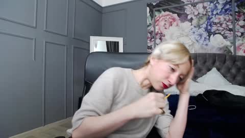 Snapshot of natalie_bitton chatting on December 11, 7:31 am Natalie online show from December 11, 7:31 am