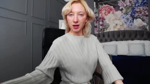 Snapshot of natalie_bitton chatting on December 14, 7:29 am Natalie online show from December 14, 7:29 am