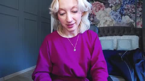 Snapshot of natalie_bitton chatting on December 17, 7:40 am Natalie online show from December 17, 7:40 am