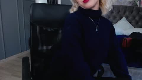 Snapshot of natalie_bitton chatting on December 20, 7:22 am Natalie online show from December 20, 7:22 am