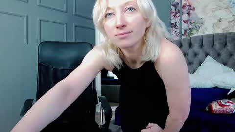 Snapshot of natalie_bitton chatting on December 31, 8:15 am Natalie online show from December 31, 8:15 am