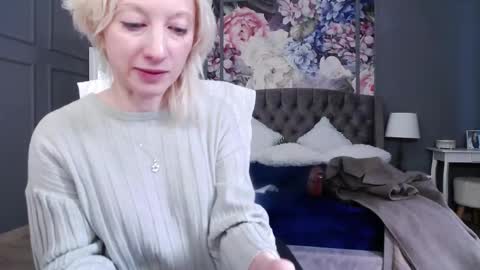 Snapshot of natalie_bitton chatting on February 9, 6:54 am Natalie online show from February 9, 6:54 am