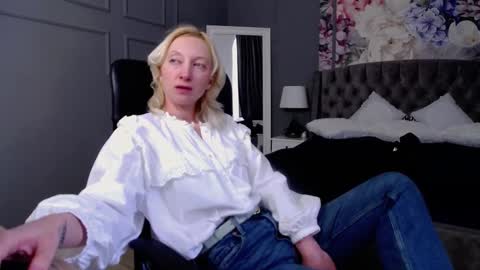 Snapshot of natalie_bitton chatting on February 27, 11:10 am Natalie online show from February 27, 11:10 am