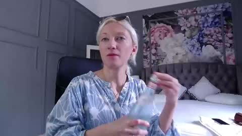 Snapshot of natalie_bitton chatting on September 10, 7:19 am Natalie online show from September 10, 7:19 am