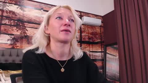 Snapshot of natalie_bitton chatting on December 15, 11:47 am Natalie online show from December 15, 11:47 am