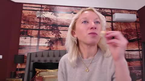 Snapshot of natalie_bitton chatting on December 16, 8:52 am Natalie online show from December 16, 8:52 am