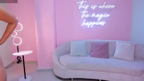 Snapshot of natalielewis_ chatting on February 25, 12:37 pm Natalie Lewis online show from February 25, 12:37 pm