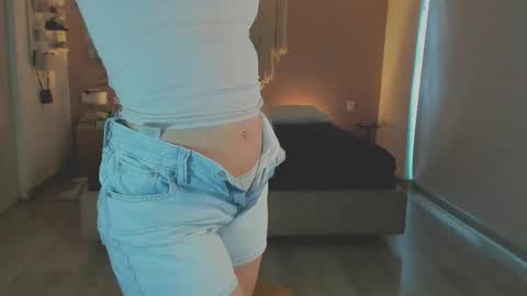 Snapshot of nataly_05 chatting on April 19, 8:11 pm anatalybee online show from April 19, 8:11 pm