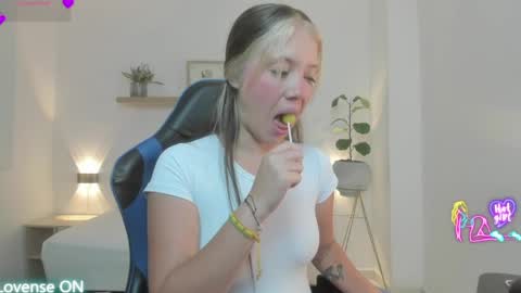 Snapshot of nataly_rodri chatting on April 9, 2:22 am Nataly online show from April 9, 2:22 am