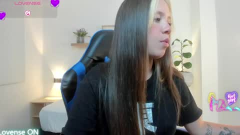 Snapshot of nataly_rodri chatting on April 21, 2:51 am Nataly online show from April 21, 2:51 am