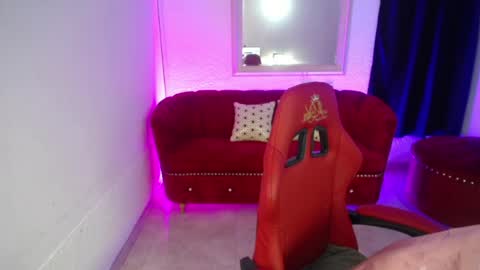 Snapshot of nathaly_low chatting on June 22, 12:13 pm nathaly low online show from June 22, 12:13 pm