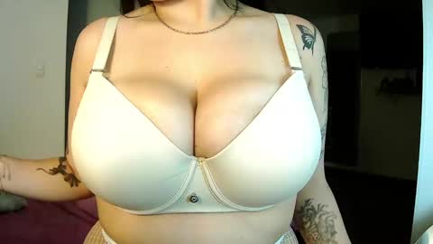 Nathaly Jones online show from February 16, 11:37 pm