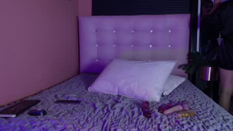 Snapshot of naturaltitss_ chatting on December 6, 7:56 pm Gwen  online show from December 6, 7:56 pm