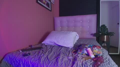 Snapshot of naturaltitss_ chatting on December 10, 10:58 pm Gwen  online show from December 10, 10:58 pm