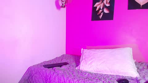 Snapshot of naturaltitss_ chatting on December 16, 1:11 pm Gwen  online show from December 16, 1:11 pm