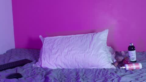 Snapshot of naturaltitss_ chatting on December 16, 5:33 pm Gwen  online show from December 16, 5:33 pm