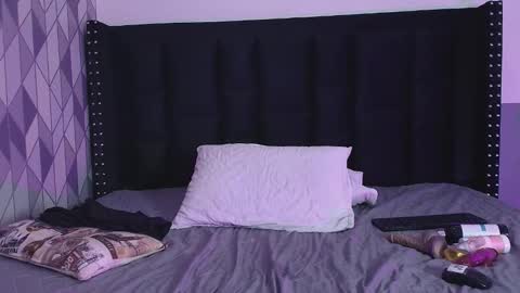 Snapshot of naturaltitss_ chatting on December 25, 10:27 pm Gwen  online show from December 25, 10:27 pm