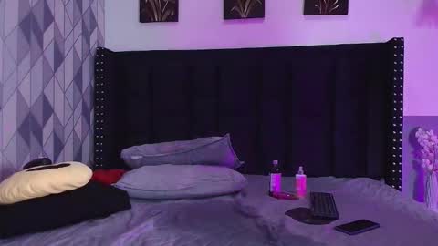 Snapshot of naturaltitss_ chatting on January 1, 10:35 pm Gwen  online show from January 1, 10:35 pm