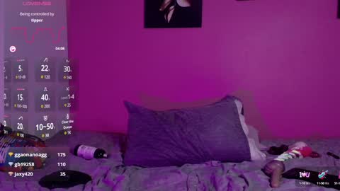 Snapshot of naturaltitss_ chatting on January 19, 6:32 pm Gwen  online show from January 19, 6:32 pm