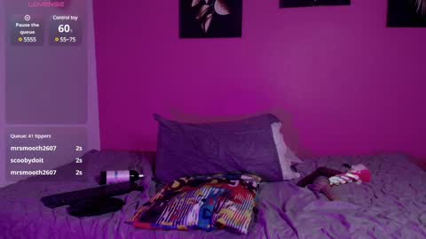 Snapshot of naturaltitss_ chatting on January 19, 9:34 pm Gwen  online show from January 19, 9:34 pm