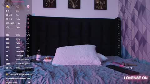 Snapshot of naturaltitss_ chatting on January 30, 1:33 am Gwen  online show from January 30, 1:33 am