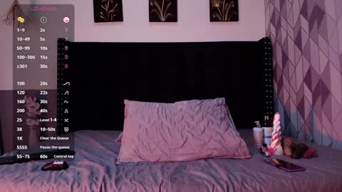 Snapshot of naturaltitss_ chatting on February 1, 6:40 pm Gwen  online show from February 1, 6:40 pm