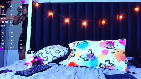 Snapshot of naturaltitss_ chatting on February 5, 7:53 pm Gwen  online show from February 5, 7:53 pm