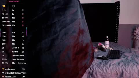 Snapshot of naturaltitss_ chatting on February 13, 2:23 am Gwen  online show from February 13, 2:23 am