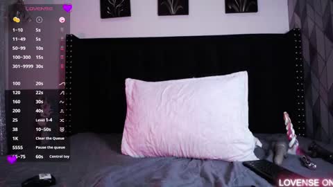 Snapshot of naturaltitss_ chatting on March 11, 8:20 pm Gwen  online show from March 11, 8:20 pm