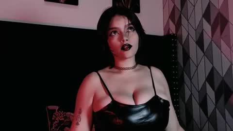 Snapshot of naturaltitss_ chatting on September 25, 7:50 pm Gwen  online show from September 25, 7:50 pm