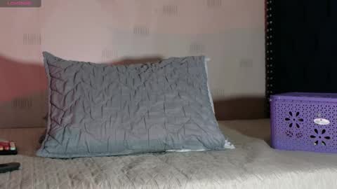 Snapshot of naturaltitss_ chatting on October 2, 7:43 pm Gwen  online show from October 2, 7:43 pm