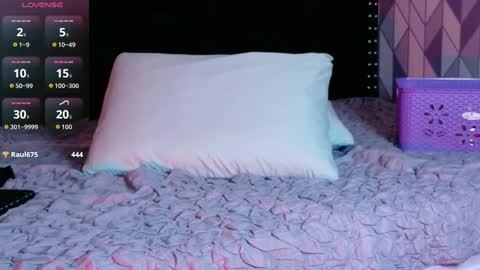 Snapshot of naturaltitss_ chatting on October 3, 7:33 pm Gwen  online show from October 3, 7:33 pm