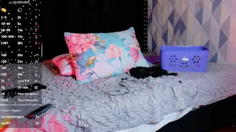 Snapshot of naturaltitss_ chatting on October 8, 7:44 pm Gwen  online show from October 8, 7:44 pm